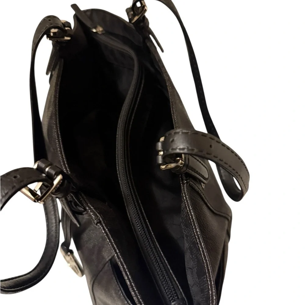 Michael Kors Elegant Black Handbag. Sides packets with a log in the front